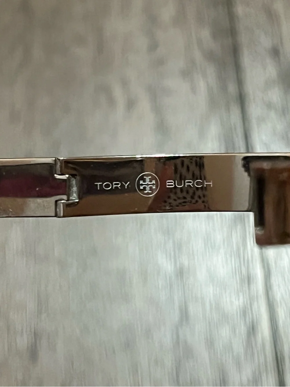 Tory Burch Silver Tone Pebbled Leather Hinged Bangle Bracelet Logo Quiet Luxury